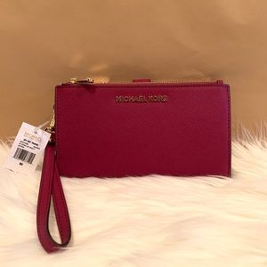 Michael Kors Bags - đź’•NEWđź’•MICHAEL KORS WRISTLET Michael Kors Bags - đź’•NEWđź’•MICHAEL KORS WRISTLET